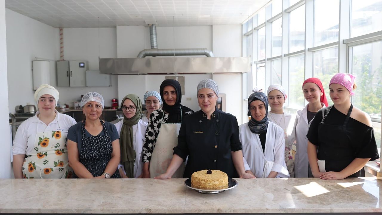 İzmir'de kadınlara yönelik pastacılık kursunun üçüncü dönem kayıtları başladı