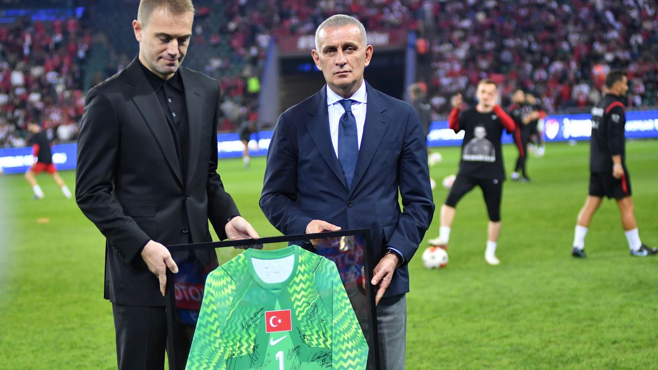 Milli takım kariyerini noktalayan Mert Günok törenle onurlandırıldı