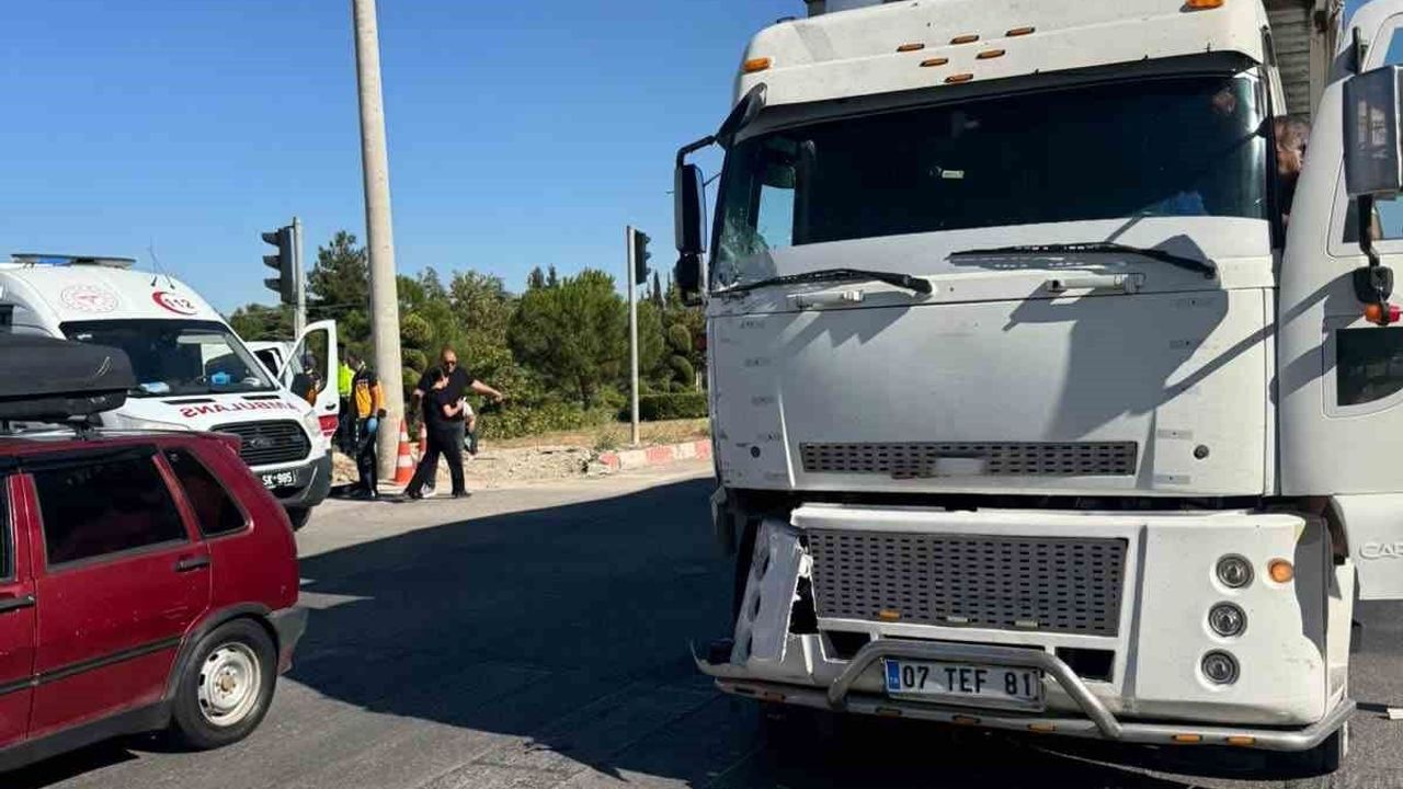 Burdur'da kamyonın minibüse çarpması sonucu 4 kişi yaralandı
