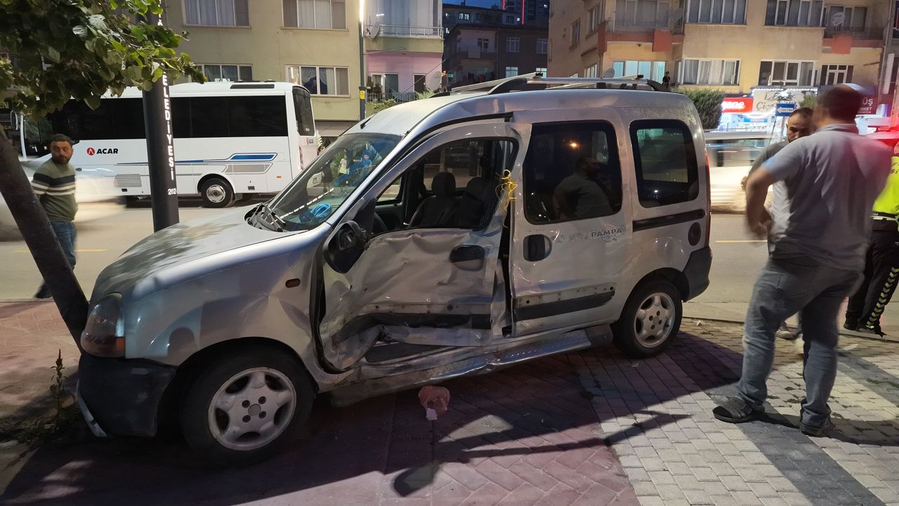 Niğde'de üç aracın karıştığı zincirleme kazada 3 sürücü yaralandı
