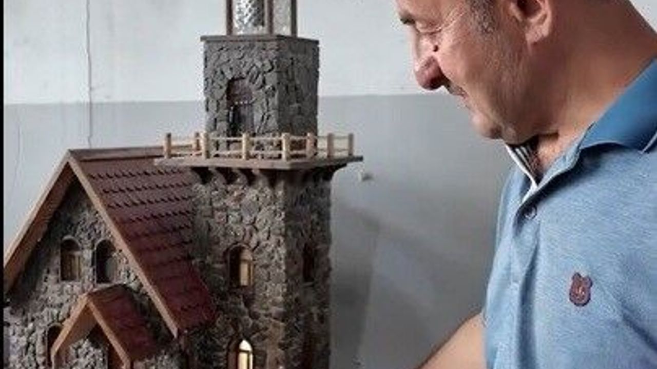 Emekli elektrik ustası taşları minyatür maket evlere dönüştürüyor