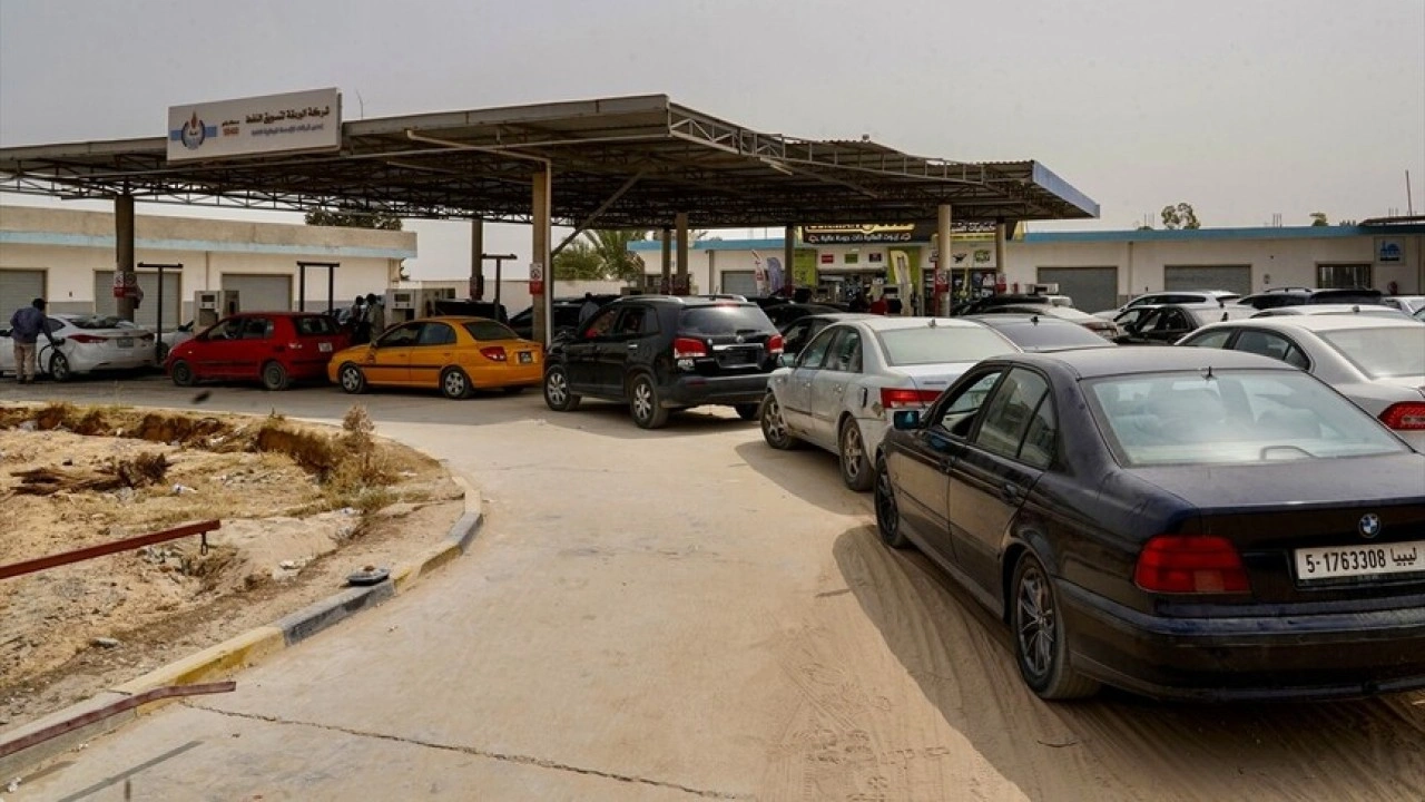 Trablus'ta yakıt kuyruklarını azaltmak için mobil istasyonlar kuruldu