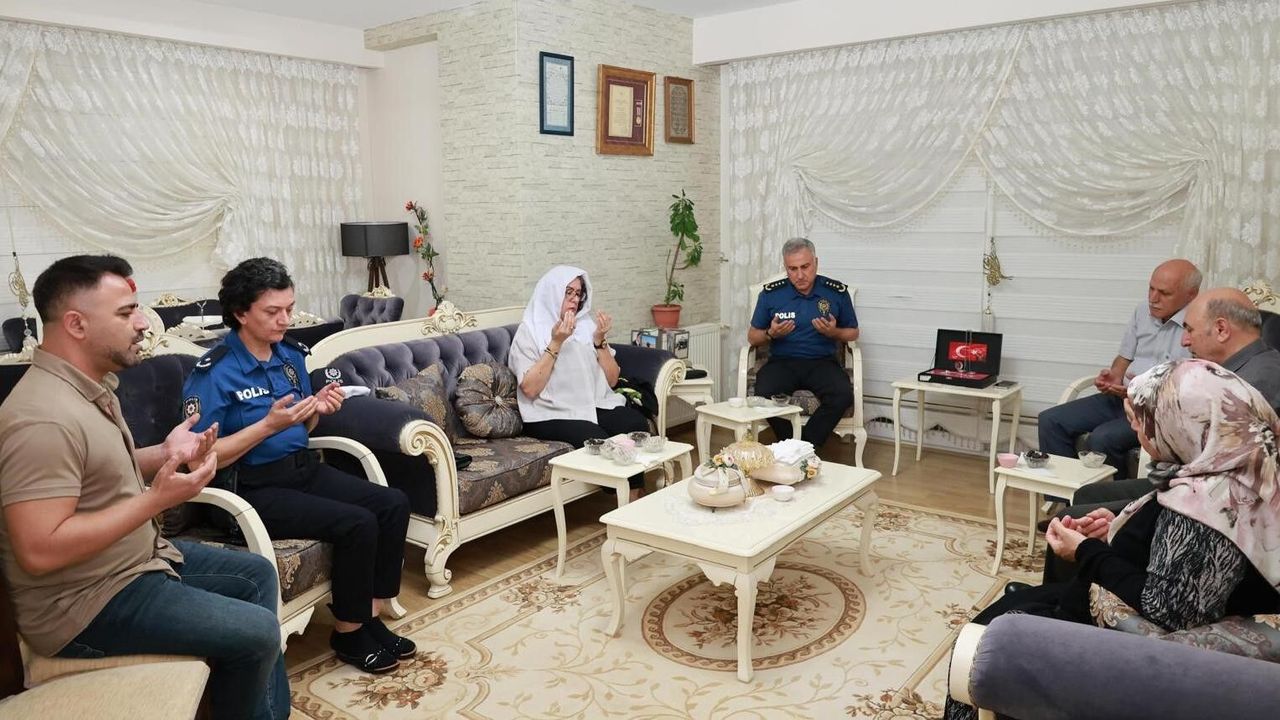 Mersin Emniyet Müdürü Fahri Aktaş şehit polis ailesini ziyaret etti