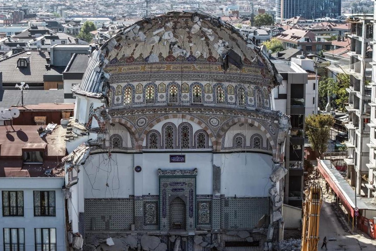 Bahçelievler'deki Yayla Camii'nin yıkım çalışmaları kubbe direnci nedeniyle sürüyor