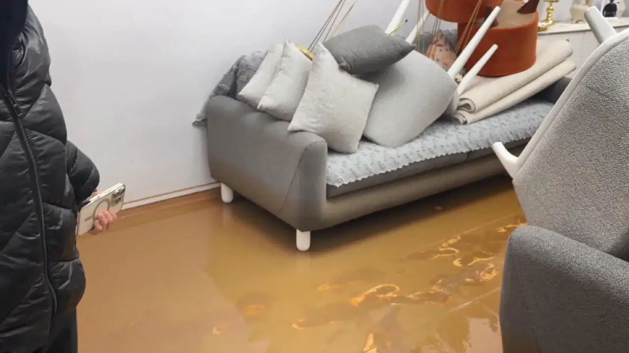 İstanbul Beykoz'da sağanak yağış evleri ve sokakları su altında bıraktı