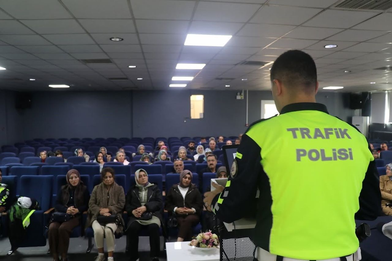 Bozüyük'te 86 servis şoförü ve rehber personele güvenlik eğitimi verildi