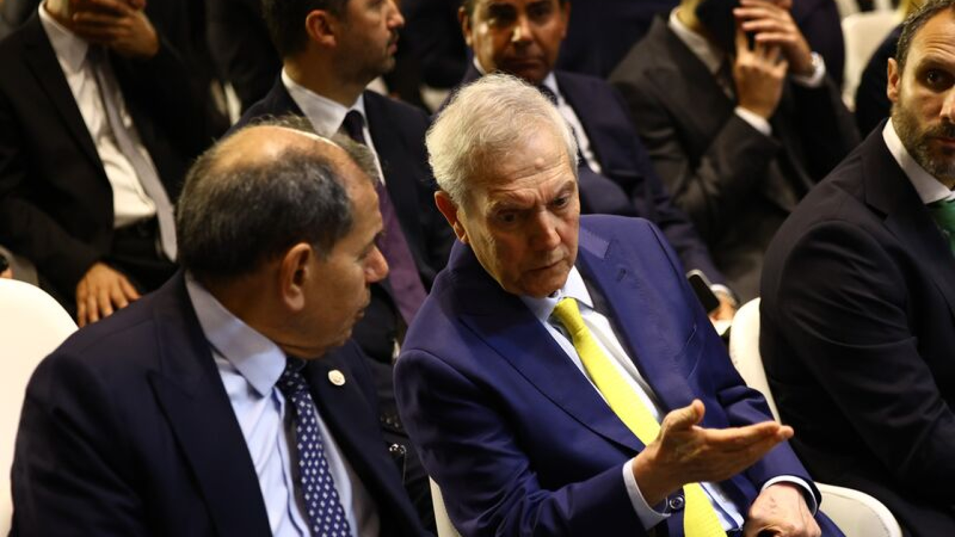 Galatasaray yönetimi Fenerbahçe derbisi galibiyeti için 1,5 milyon avro prim sözü verdi