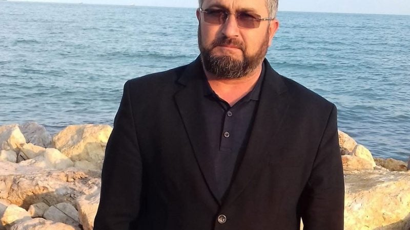 Mersin'de mezarlıkta ağaç budayan imam ağaçtan düşerek hayatını kaybetti