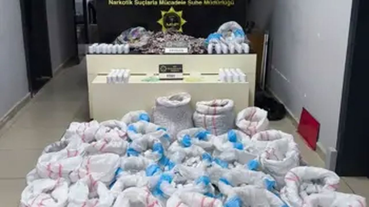Mersin'de minibüste 256 bin 900 sentetik ecza hapı ele geçirildi