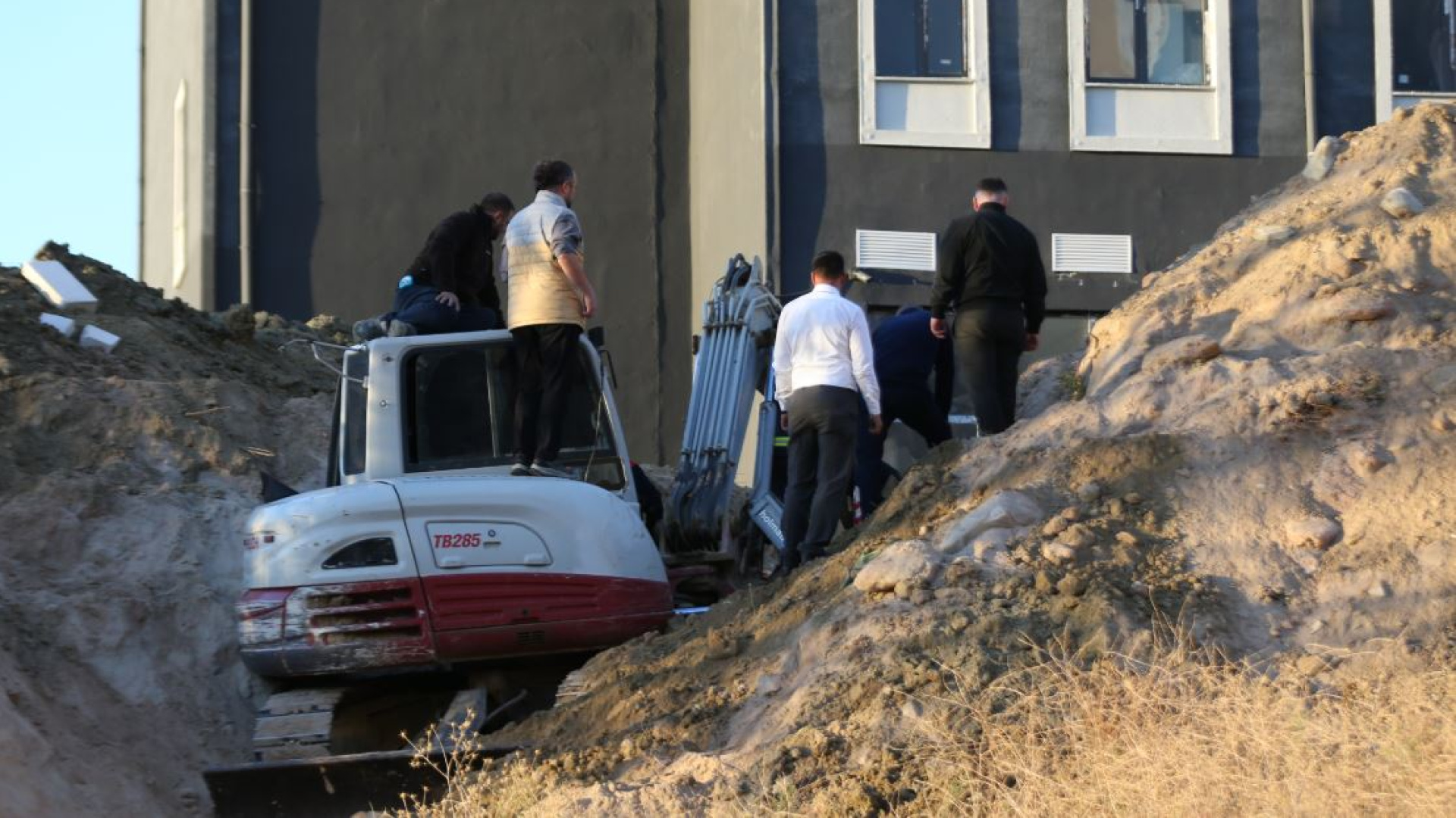 Çanakkale'de üniversite kampüsünde toprak kayması: 2 işçi kurtarıldı