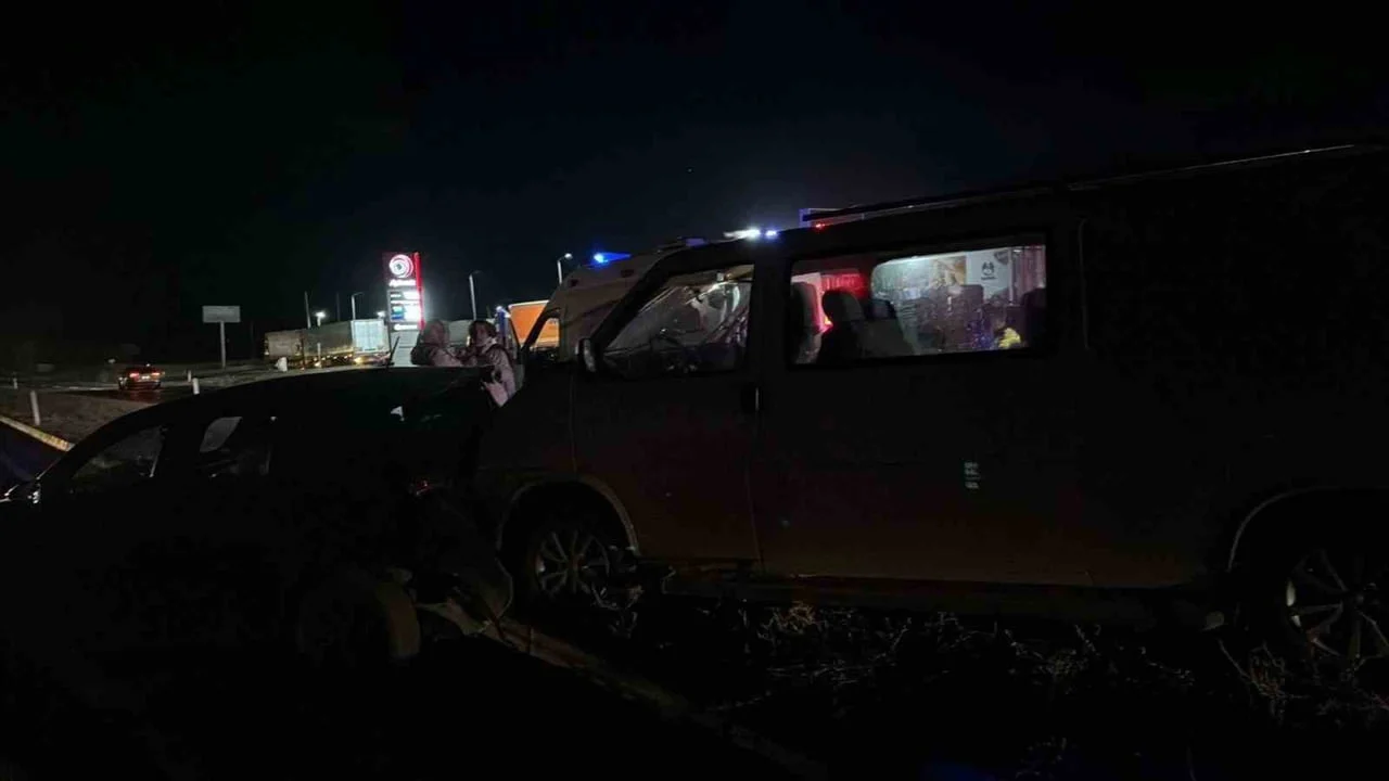 Afyonkarahisar'da otomobil ve kamyonet çarpışması 11 kişiyi yaraladı
