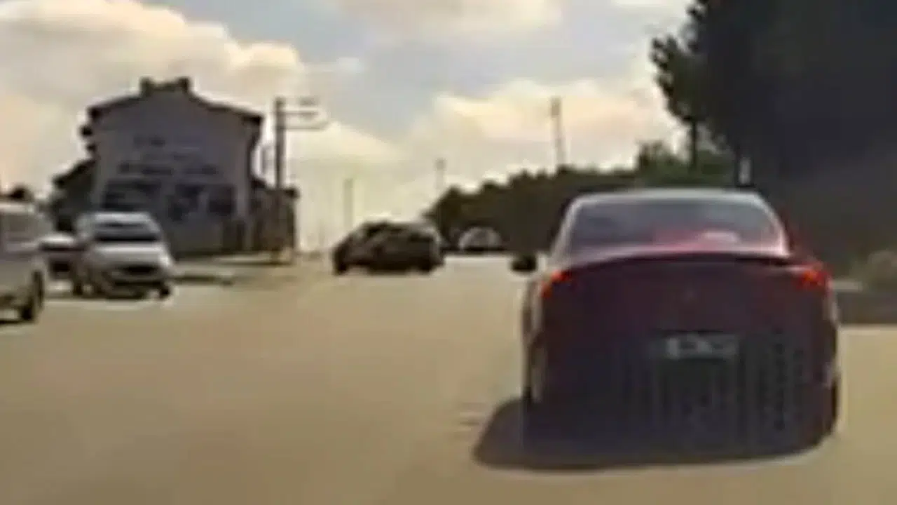 Eskişehir'de iki otomobilin kavşakta çarpışması sonucu maddi hasar oluştu