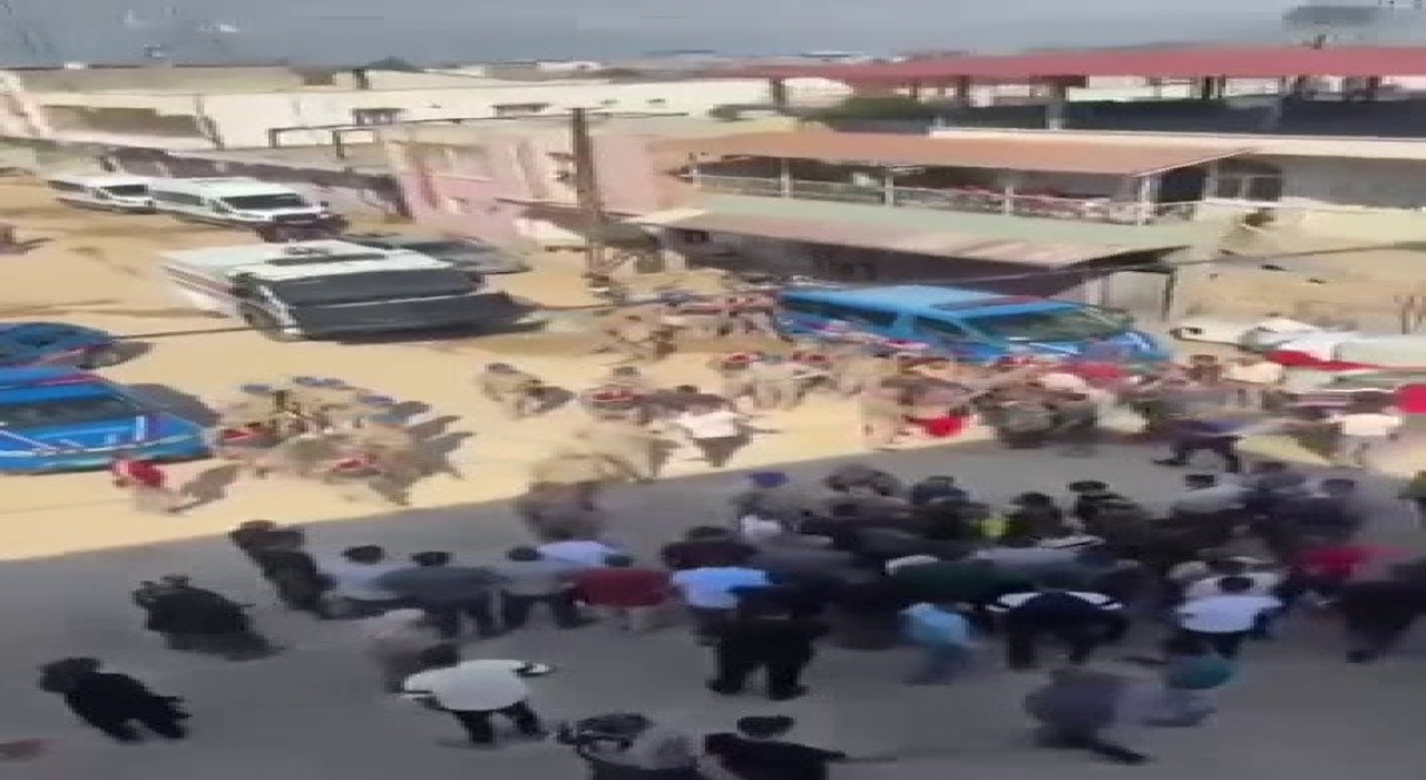 Hatay'da kaçak elektrik cezasına tepki gösterenler yolu kapattı