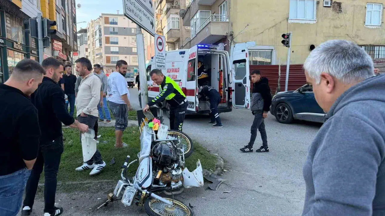 Samsun'da kırmızı ışık ihlali yapan motosiklet ile otomobil çarpıştı