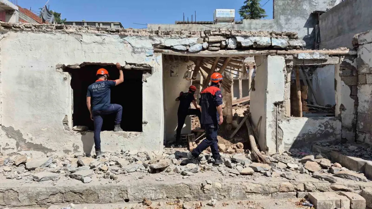 Adıyaman'da hasarlı evin yıkımı sırasında işçi yaralandı
