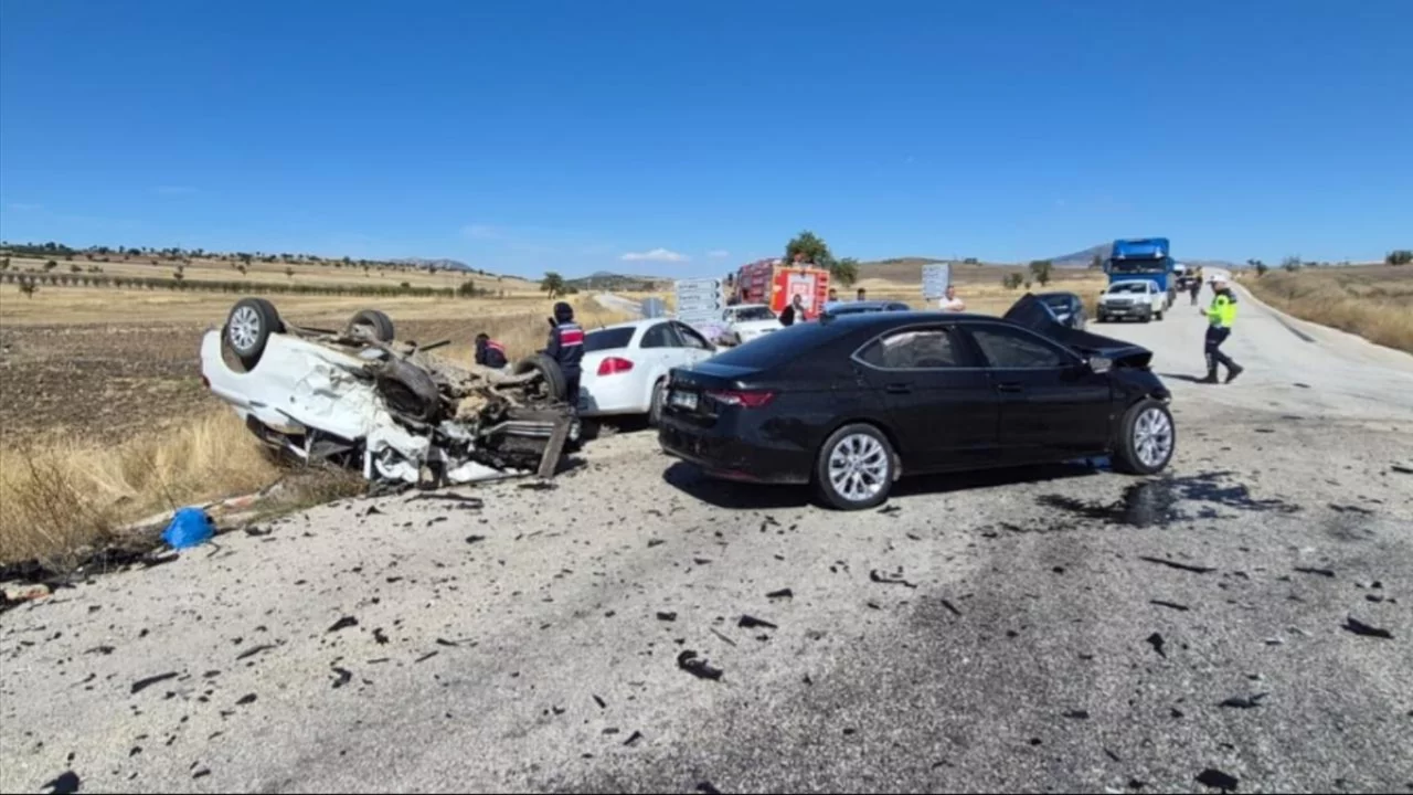 Burdur'da üç otomobilin karıştığı kazada 1 kişi öldü, 4 kişi yaralandı