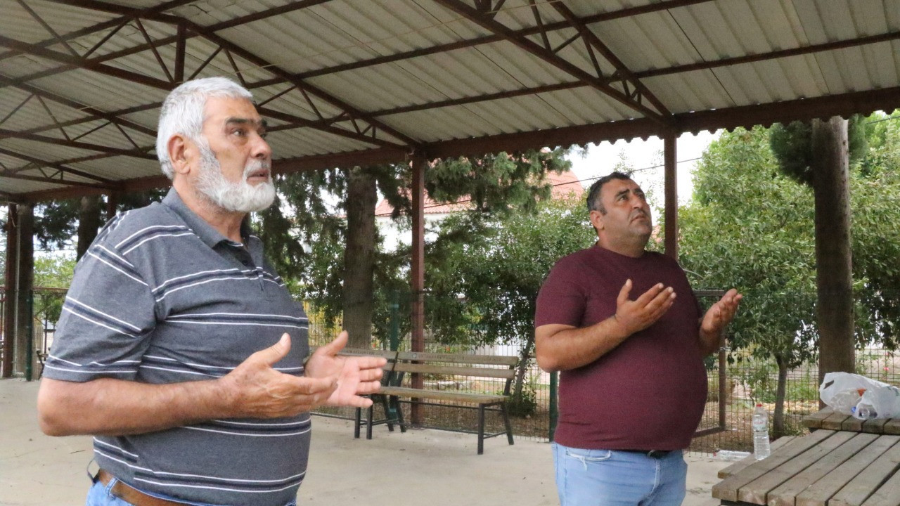 Antalya'da vefat eden mahalle sakinleri köy meydanındaki duvarda anılıyor