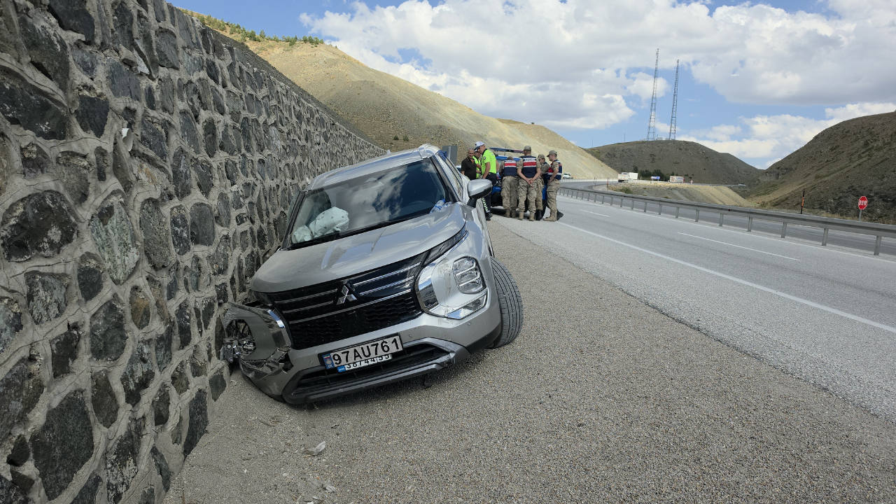 Erzincan'da SUV tipi araç istinat duvarına çarptı: 3 yaralı