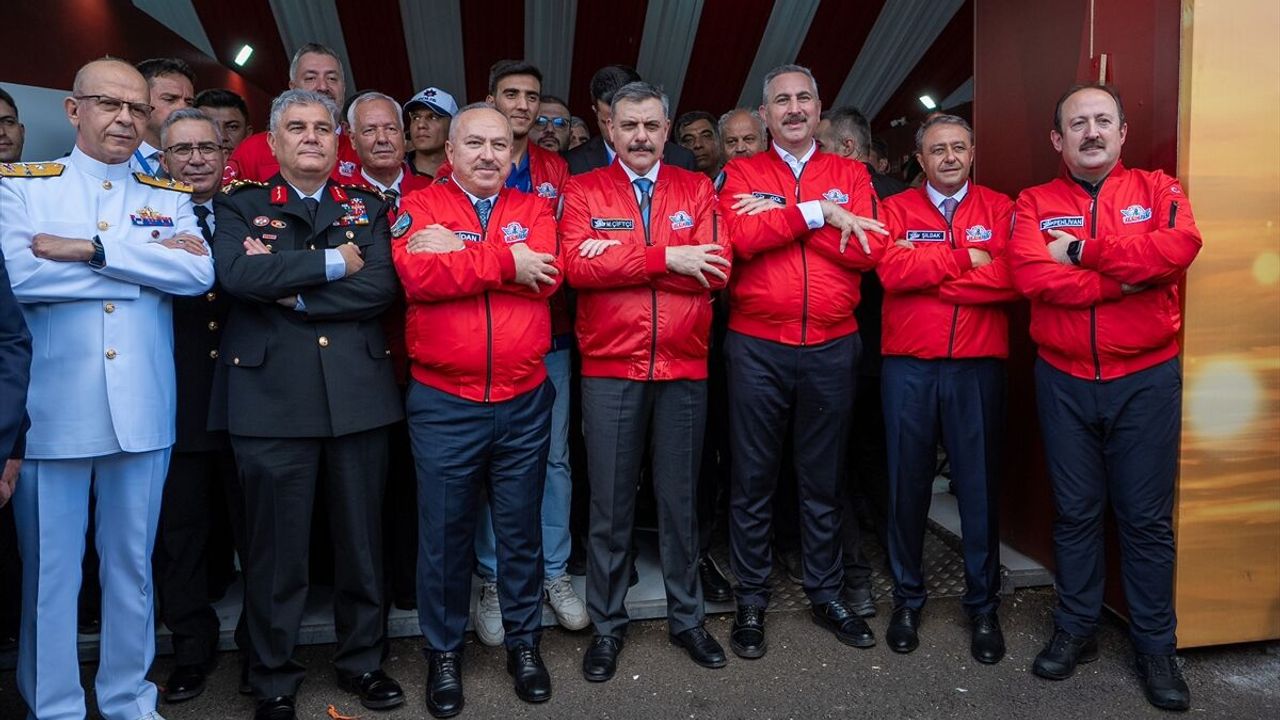 Bakan Çiftçi Şanlıurfa'daki TEKNOFEST alanında yerli teknolojileri inceledi