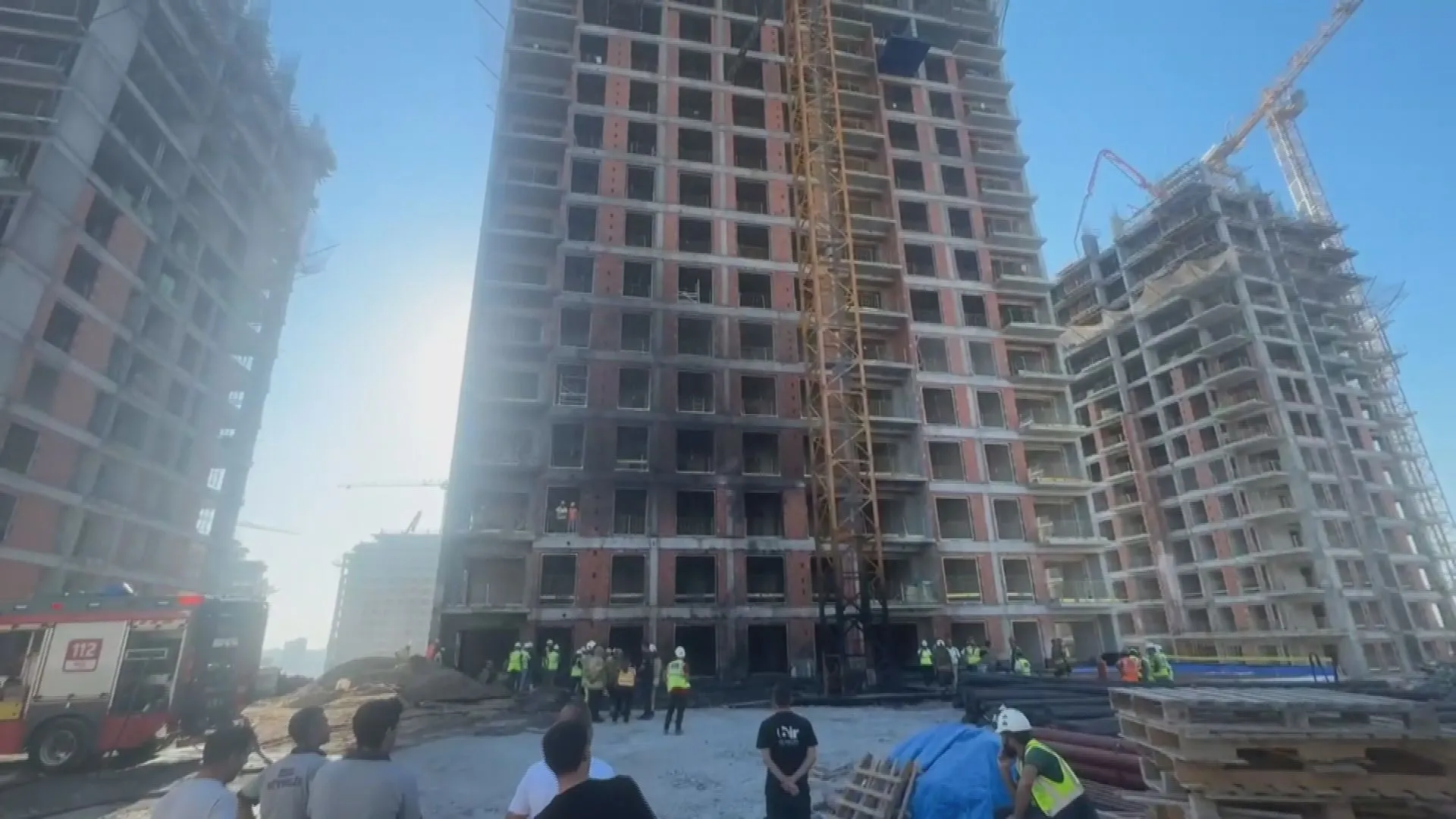 Bağcılar'da inşaat alanında çıkan yangın kule vincine sıçradı