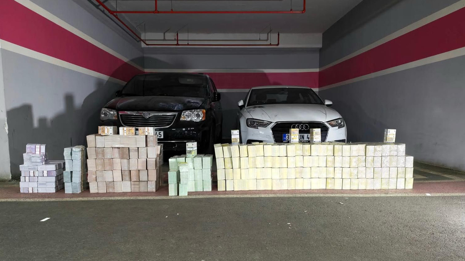 İstanbul'da iki araçtan 16 milyon 440 bin euro ve 700 bin dolar çıktı
