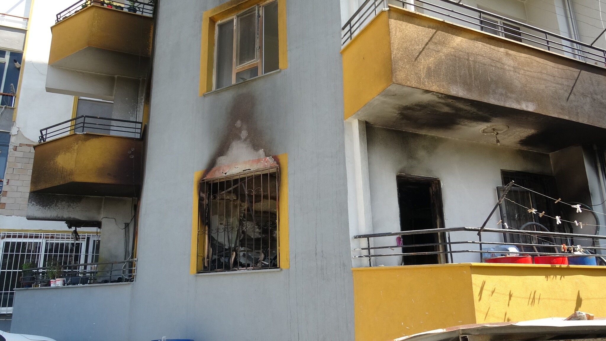 Hatay'da patlamalarla çıkan yangında anne ve oğlu yaralandı