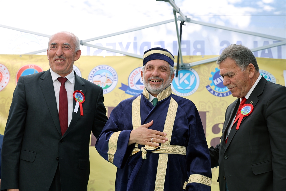 Kayseri'de Mustafa Yalçın'a esnafa katkılarından dolayı Ahilik Ödülü verildi