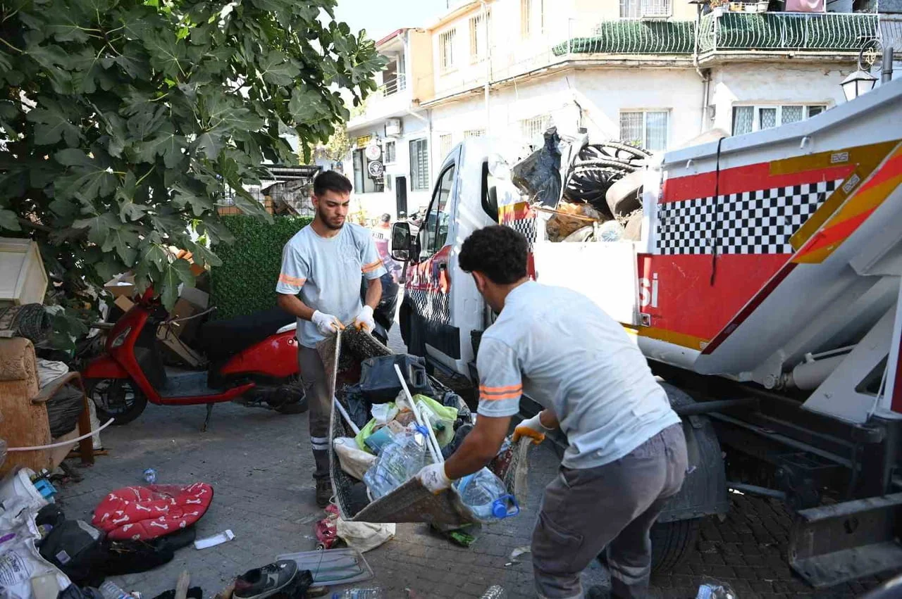 Kuşadası'nda sokağa hurda bırakan şahsa idari işlem uygulandı