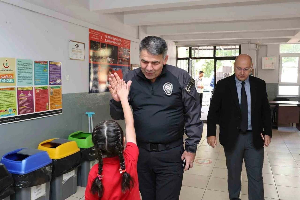 Erzurum'da polis timleri öğrencilere mesleği tanıttı