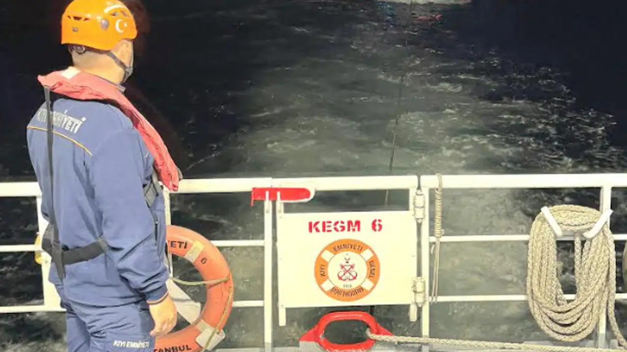 Çanakkale Boğazı'nda arızalanan tekne Lapseki'ye yedeklendi