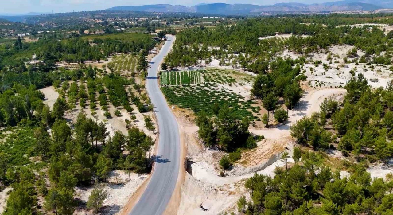 Mersin'in Gülnar ilçesinde dört mahalleyi bağlayan yol genişletildi