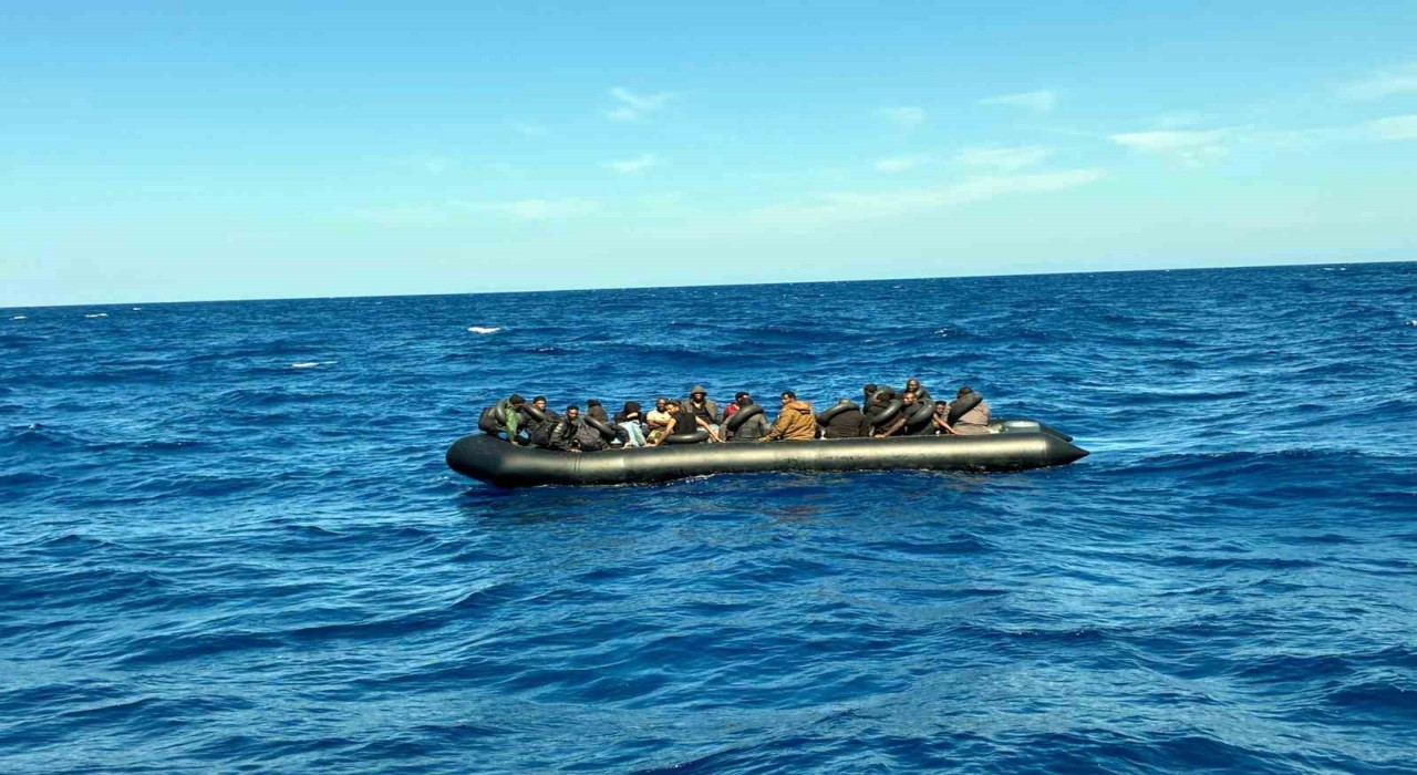 Muğla Dalaman açıklarında lastik botta 39 düzensiz göçmen yakalandı