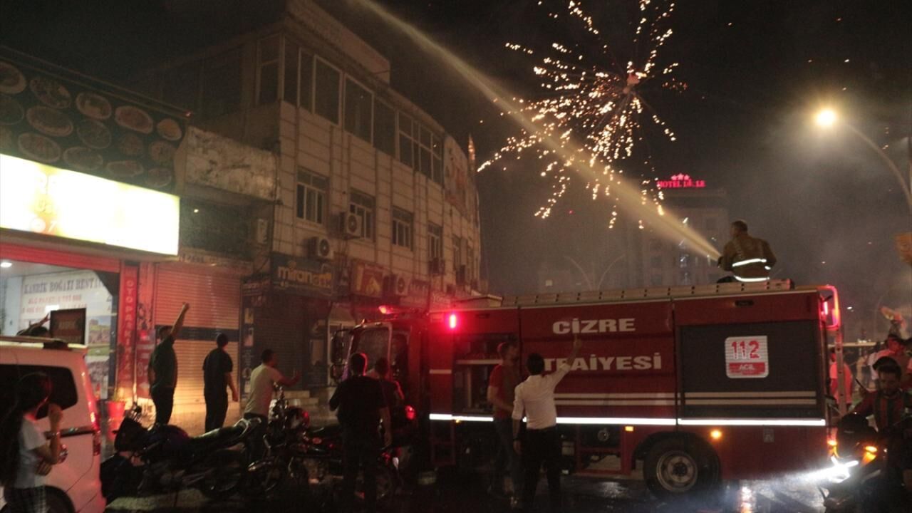 Cizre'de galibiyet kutlamasında havai fişekler yangına yol açtı
