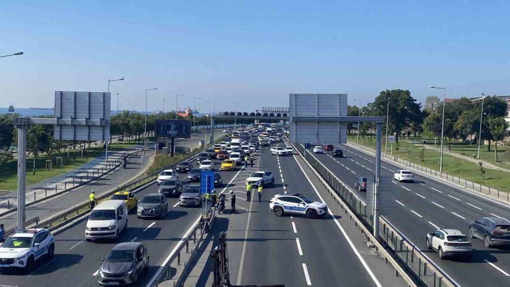 Zeytinburnu'da yanan panelvan nedeniyle trafik 1,5 saat kapandı