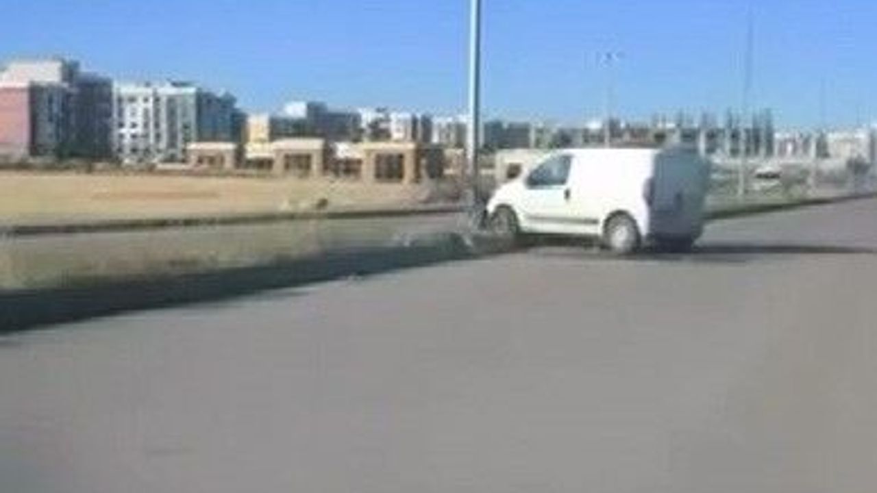 Diyarbakır'da hafif ticari aracın refüje çıkması sonucu 1 kişi yaralandı