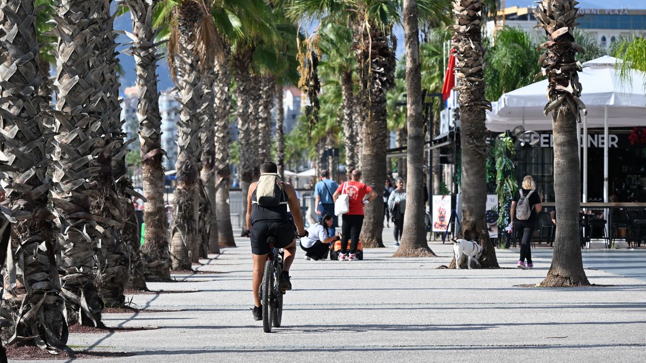 Antalya'da sağanak sonrası güneş açtı, sahil şeridinde hareketlilik başladı