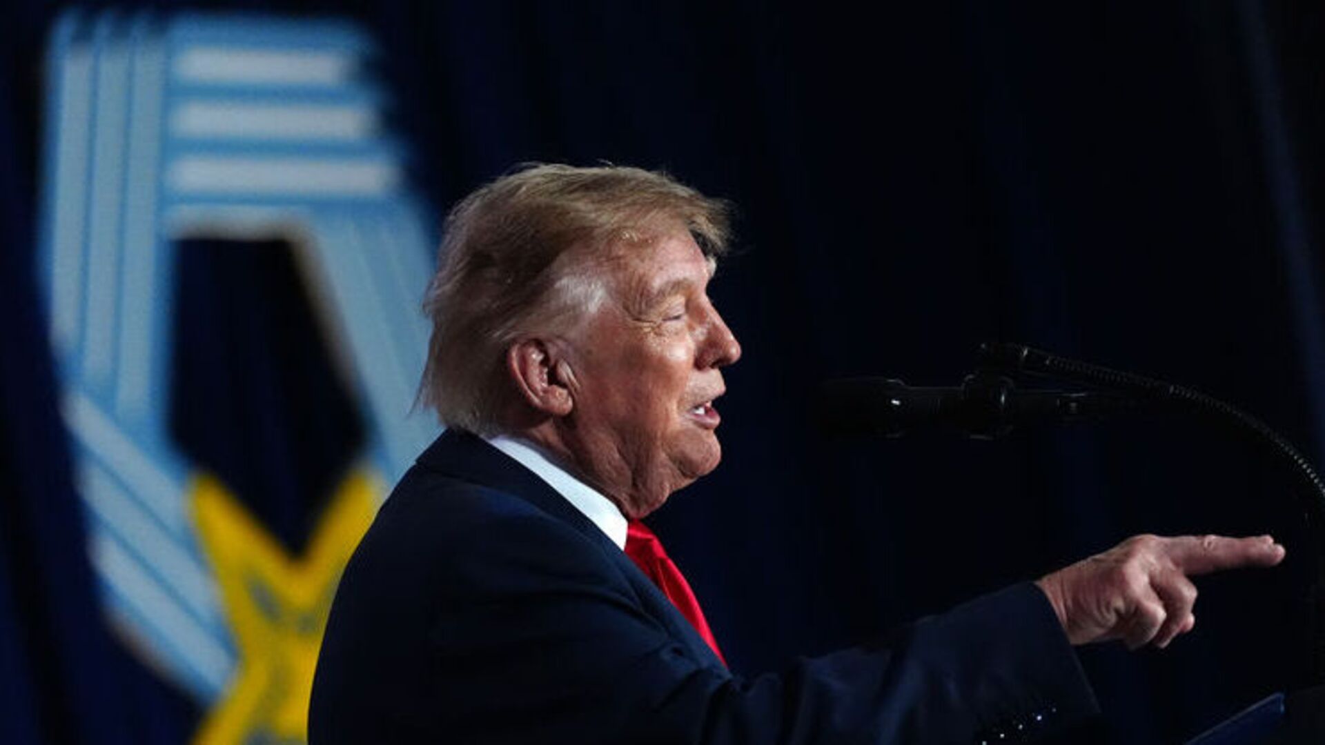 Trump, İran'a tüm güçle saldırmama nedenini ara seçimlere bağladı