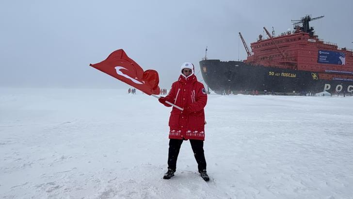 Türk öğrenci Kuzey Kutbu'nda Türk bayrağını dalgalandırdı