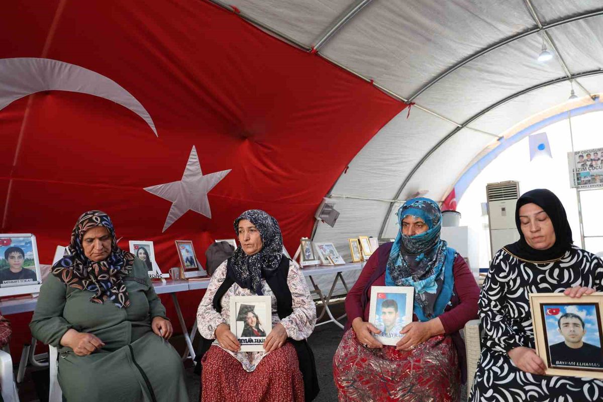 Diyarbakır anneleri PKK ve YPG-SDG'nin feshini değerlendirdi