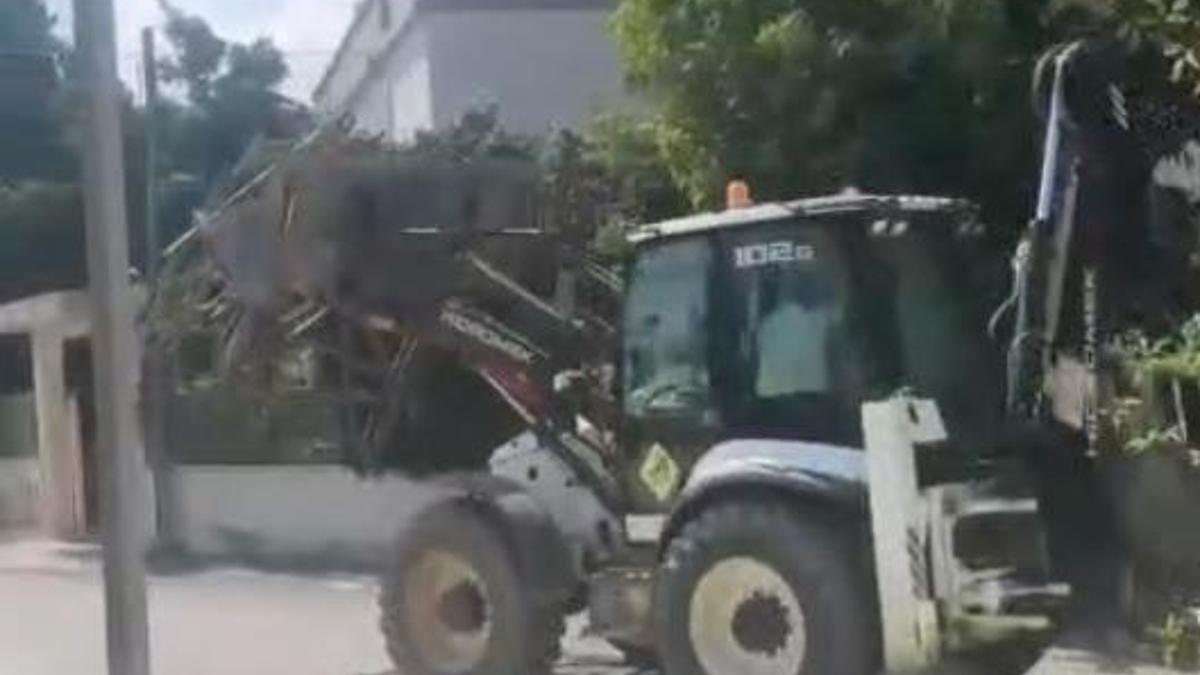 Hatay'da demir taşıyan kepçe operatörüne para cezası kesildi