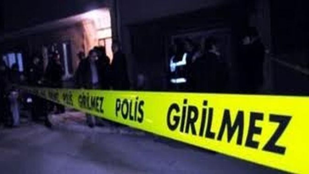 İzmir Balçova'da çöp kamyonu otomobillere çarparak devrildi: 3 yaralı