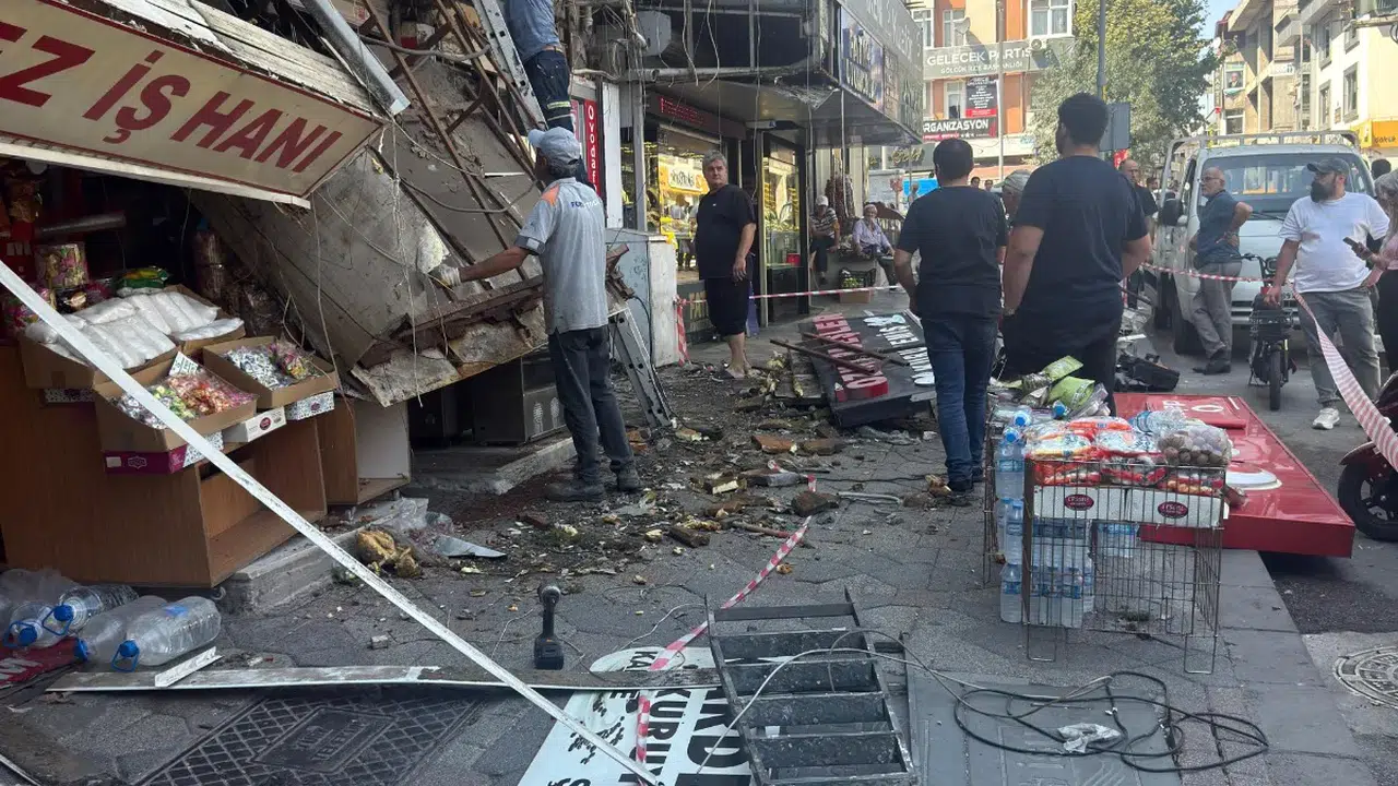 Gölcük'te iş hanının sundurması çöktü: 2 usta yaralandı