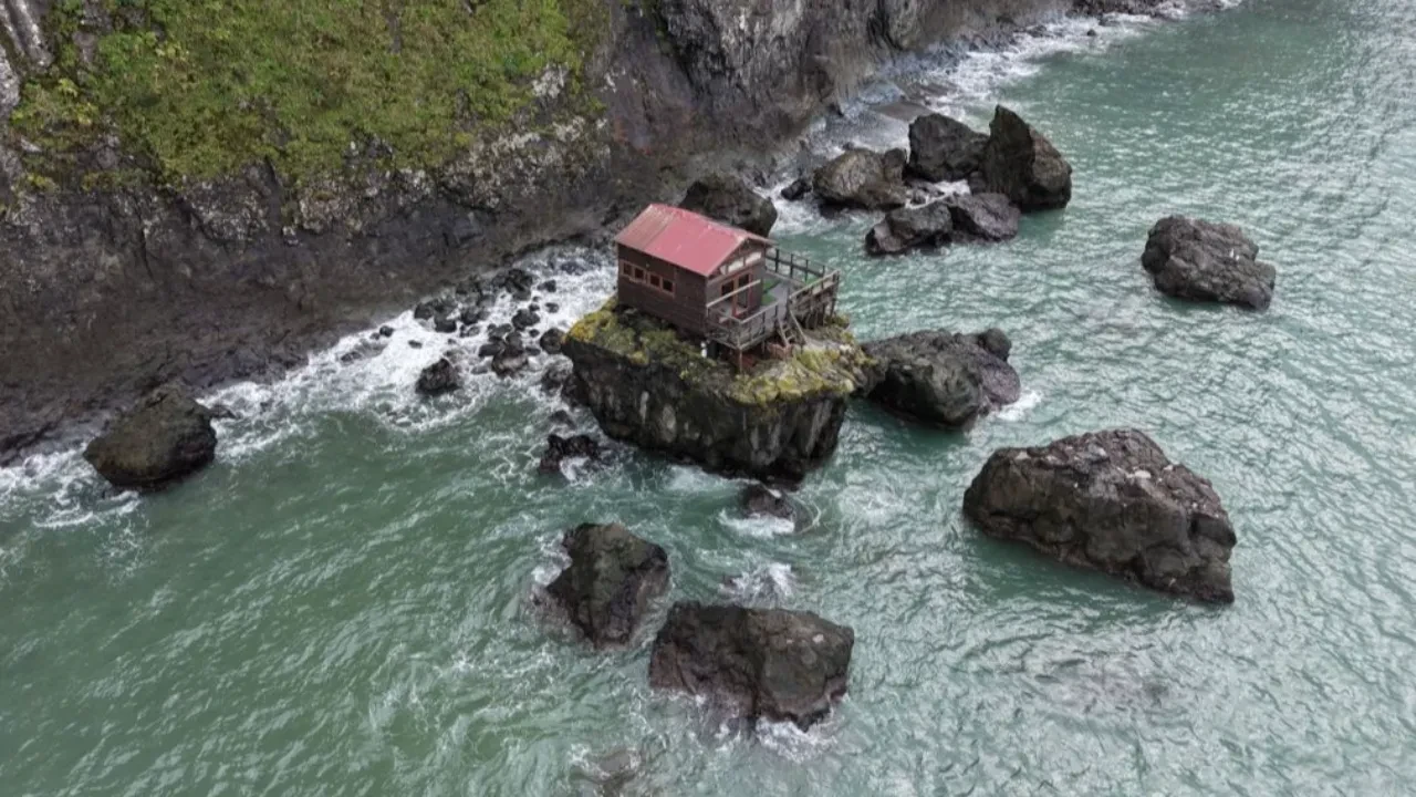 Artvin'de gençler denizin ortasındaki kayaya tulum çalmak için baraka kurdu