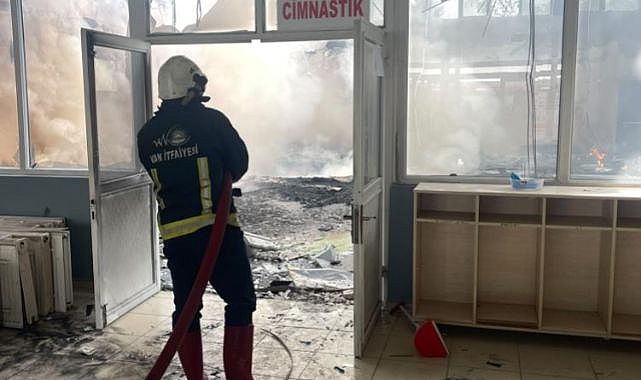 Van'da yıkımı süren spor merkezinde yangın çıktı