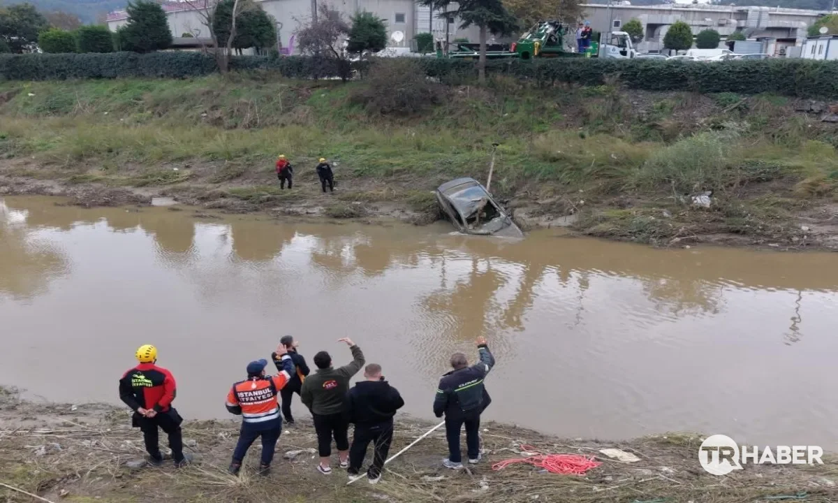 İstanbul Ayazağa'da selde sürüklenen otomobil dere yatağından çıkarıldı