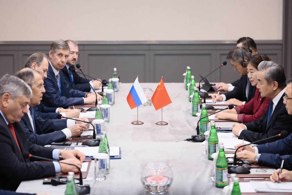 Lavrov ve Wang Yi Bakü'de bir araya gelerek ikili ve küresel meseleleri görüştü