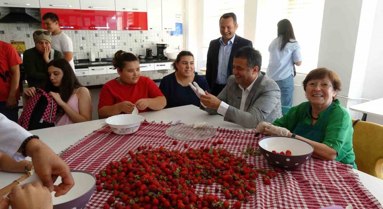 Samsun Büyükşehir Belediye Başkanı Halit Doğan özel öğrencileri ziyaret etti