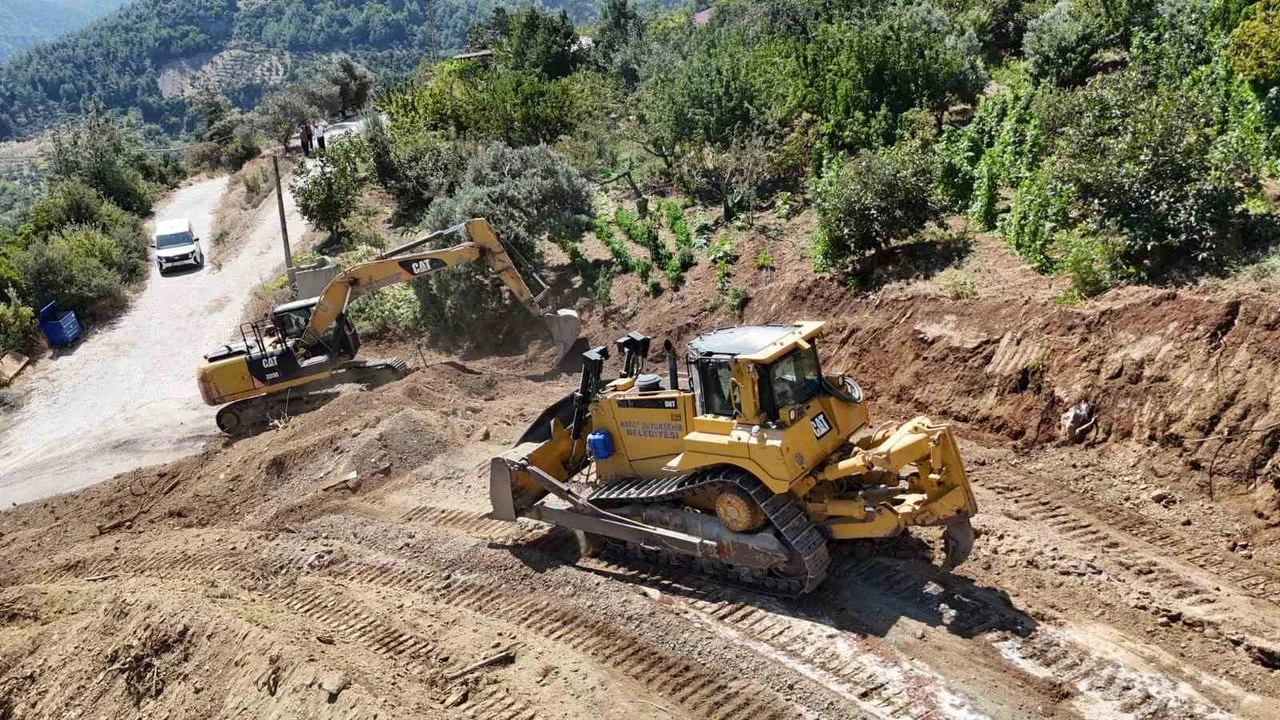 Hatay'da Benlidere Mahallesi'nde 4 kilometrelik yol genişletiliyor