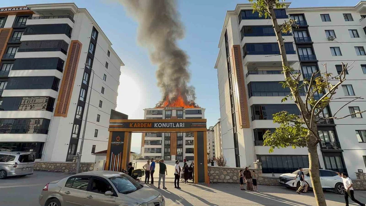 Elazığ'da bir apartmanın çatısında çıkan yangın söndürüldü