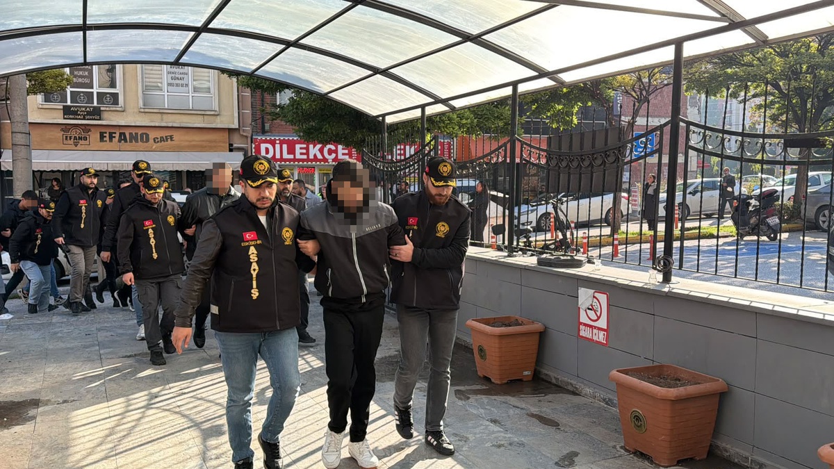 Eskişehir'de cinayet zanlısı ve 6 şüpheli adliyeye sevk edildi